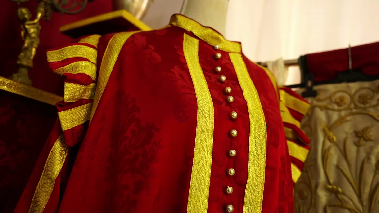 Costura Sacra · Galones y botonadura