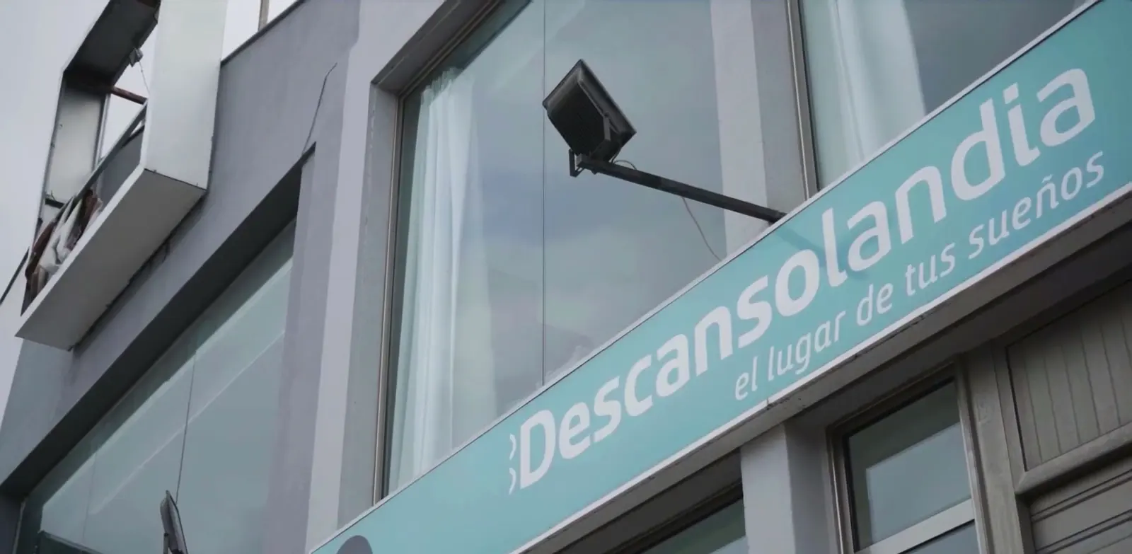 Rótulo de la tienda de Descansolandia, «el lugar de tus sueños»