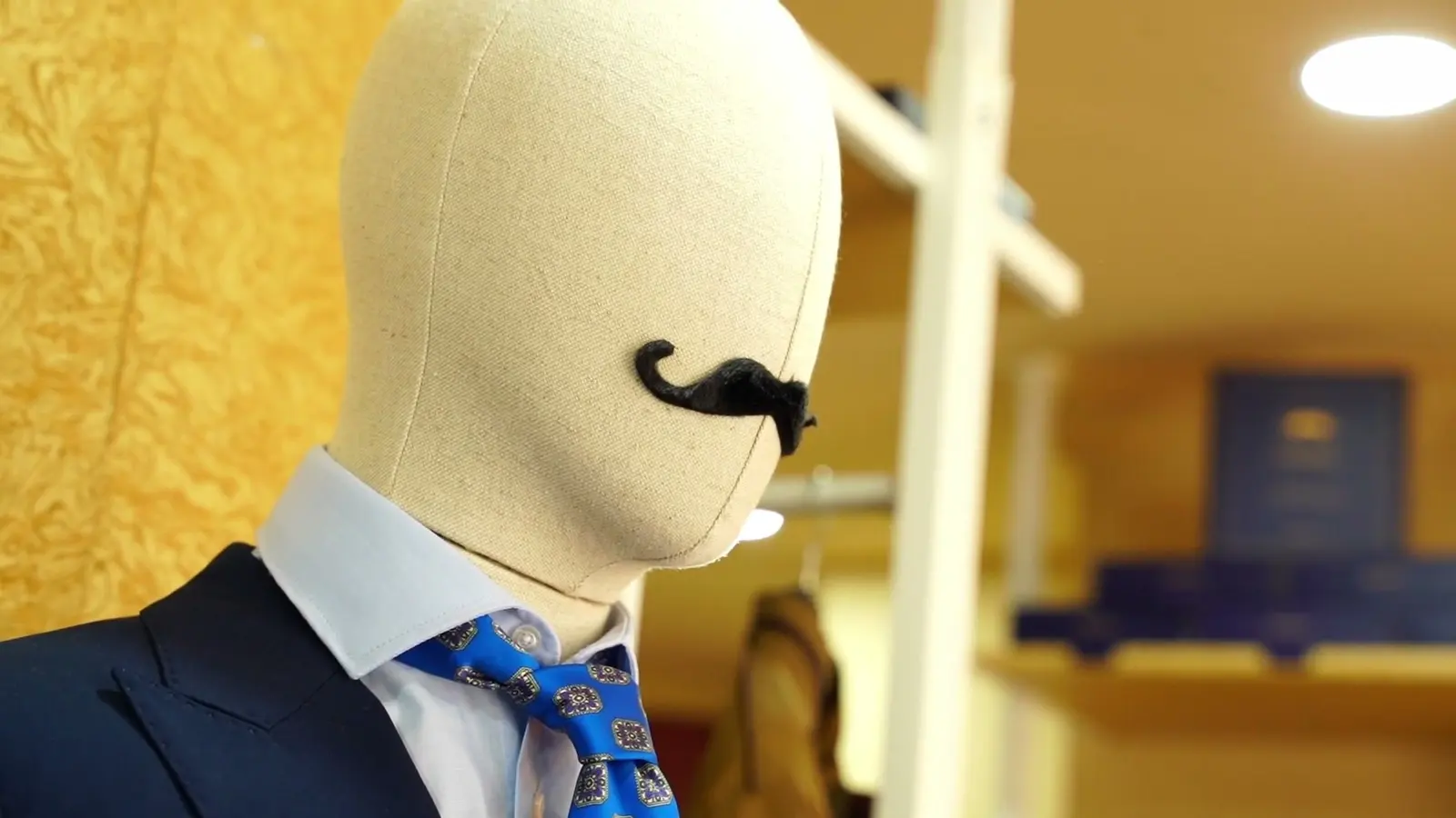 Kiko Bigot · El maniquí, con su bigote