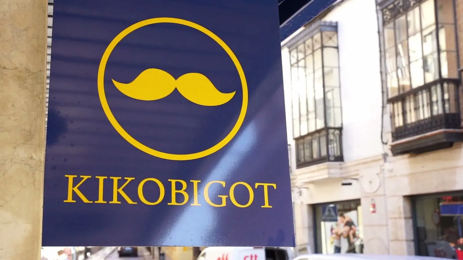 Rótulo con el bigote de Kiko Bigot en la fachada de su tienda del centro de Jerez
