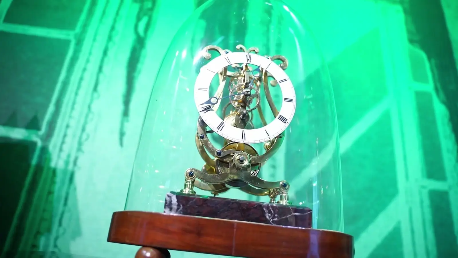 Museos de la Atalaya · Un reloj de la colección, bajo su fanal
