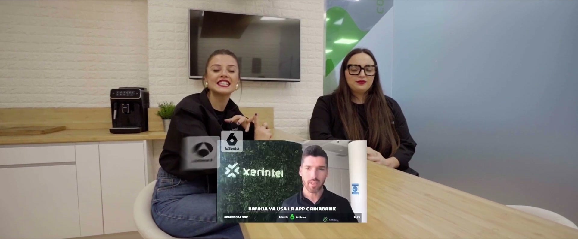 Sala de reuniones de Xerintel durante una videollamada con un cliente